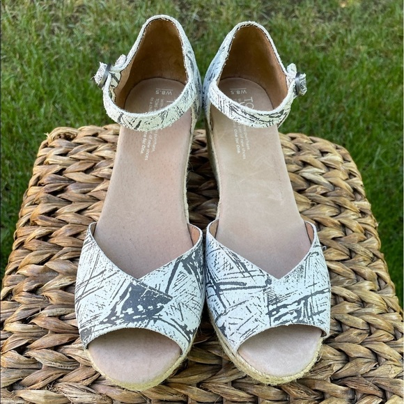 New Toms Black & White Graphic Upper, Peep Toe  Espadrille Wedge Platform Sandal - Picture 4 of 9